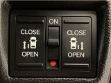 【両側パワースライドドア】両側がパワースライドドアになっており、運転席のスイッチやスマートキーでも開閉が可能です!開口部も広いので乗り降りも楽々♪