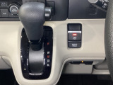 CVT車のセレクトレバーです。低速から高速まで、変速ショックのないスムーズな走りと、エンジン効率のよい領域を維持して燃費にも貢献します。サイドブレーキはスイッチ操作の電子制御パーキングブレーキです。