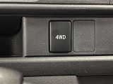 【安心の4WD】こちらのお車は4WD車です♪車の4輪全てを動かすことにより、2WD車に比べてすぐれた発進性能を備えております!雪が多い地域の方は4WDの方がより快適な運転をすることが出来ます☆