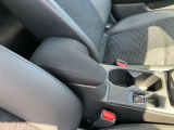 運転席と助手席の間にリッド付きの小物入れが装備されています。