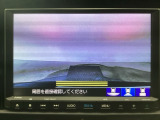 【バックカメラ】運転が苦手な方も車庫入れラクラクです!ギアをリバースに入れれば自動的に切り換わりますので、面倒な操作は不要です♪狭い駐車場もお車を傷つけず安心ですね!