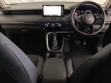 車内は光触媒抗菌消臭施工済です。スタイリッシュなデザインでスポーティなインパネ周りを演出します。グローブボックスやカップホルダーのほかにトレーなどたくさんの収納スペースが付いています。