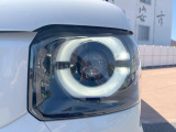 【LEDヘッドライト】悪天候や夜間走行時も良好な視界を確保し安心して運転できる高輝度LEDヘッドライトを装備!点灯速度が早く、消費電力も抑えられています。
