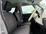 アームレスト付きの運転席は