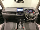 車内は光触媒抗菌消臭施工済です。インパネ周りはスタイリッシュなデザインで機能や装備も充実しています。グローブボックスやカップホルダーのほかにトレーなどたくさんの収納スペースが付いています。