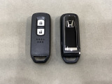 スマートキーを装備しています。鍵を差し込むことなくドアロックの開け閉めと、スタートボタン操作でのエンジンスタートができます。スペアキーも同じものを用意しております。