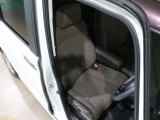 程よい硬さとホールド性が高いシートで長時間運転も快適です。