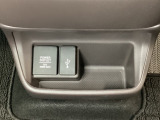 アクセサリーソケットはUSBのアダプターなどをつければ、スマホの充電にも使えます。横にはナビゲーション用の外部入力可能なUSB端子がついており、周辺には物が置けるボックスがついています。