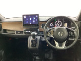 車内は光触媒抗菌消臭施工済です。インパネ周りはスタイリッシュなデザインで機能や装備も充実しています。グローブボックスやカップホルダーのほかにトレーなどたくさんの収納スペースが付いています。