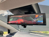 後部座席の人や、荷物に視界を邪魔されずに車両後方のカメラ映像をミラー面に映し出して、いつでもクリアな後方視界を確保する、インテリジェントルームミラーを装備しています。
