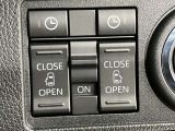 両側パワースライドドアを採用しており、運転席から簡単に開閉操作が可能です。駐車場や狭い場所でも扱いやすく、乗車時・降車時の負担を軽減します。
