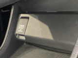 アクセサリーソケットはUSBのアダプターなどをつければ、スマホの充電にも使えます。周辺には物が置けるトレーがついています。
