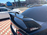 【大型リヤスポイラー】スポーツカーらしさがグッと引き立つ大型リヤスポイラーを装着♪高速走行時のスタビリティ(走行安定性)向上に役立ちます。