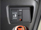 【パワースライドドア】車外・車内のドアハンドルからはもちろん、運転席スイッチやリモコンキーからも開閉操作が可能。挟み込み防止機能もあり、お子さまの乗り降りも安心。