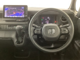 【ハンドル】運転にかかわる様々な操作を安全に行えるように視点移動が少なく操作性に配慮されたスイッチ類が凝縮されたコックピットです。