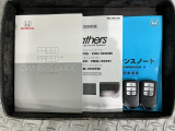 スマートキーは鍵をバッグに入れたままでもドアロックの開閉やエンジンのON・OFFができます。夜間や雨の日も鍵を探さなくて良いので便利です。