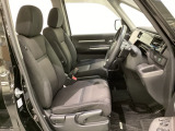 女性でも運転がしやすいように、シートの高さ調整機能(シートリフター)がついています。広い足元にゆったり座れるシートには肘掛も装備しており長距離の運転でも疲れにくいシートです。
