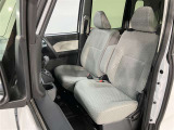 助手席側から見た車内の画像です。使い勝手の良い装備が整う上質な空間が広がっています。シートも快適で乗る人に安心感を与えます。
