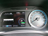 右側に大きく見やすいスピードメーター左側ディスプレイには運転支援システム等を表示