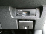純正ETC2.0付 料金所もスムーズに通れ、割引料金の適用もあります。ビルトインできれいに収まっており、見た目もスマートです。