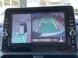 アラウンドビューモニター、駐車中の車を空から見下ろしているかのような映像で表示し、駐車をアシストします