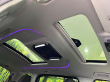 【サンルーフ】開放感たっぷりの希少装備、サンルーフが装着されています!車内に明かりを取り入れたり景色を楽しむ以外にも、車内の空気も簡単に換気できて快適です!