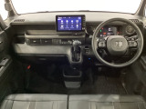 車内は光触媒抗菌消臭施工済です。スタイリッシュなデザインでスポーティなインパネ周りを演出します。グローブボックスやカップホルダーのほかにトレーなどたくさんの収納スペースが付いています。