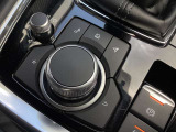 「MAZDAコネクト」コマンダー部 手元を見ることなく操作出来るように左手を自然に降ろした位置に設置。シンプルで使いやすく、機能を覚えやすいボタン配置になっています。