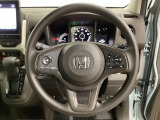 ハンドルにHondaセンシング系のクルーズコントロールやレーンキープアシストなどのスイッチと、オーディオの操作スイッチが装備されています。ハンドルから手を離さず安全に操作できます。