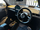 丸を基調とした個性的なインテリア。MINIならではの拘りポイントです!運転が楽しくなるインテリアです!