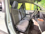 運転席まわりには十分なスペースがあり、大柄な方でもゆったり運転していただける環境です。