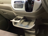 運転席からも助手席からも自在に使えるドリンクホルダー付のトレイ。