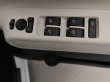 パワーウィンドゥ 運転席ドアスイッチ照明付です。電動格納ミラーも手元でワンモーションで可能です。