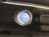 エンジンスタートスイッチです。キーが車内にあれば、エンジンの始動や停止はスイッチを押すだけ!キーを取り出す手間を省き、ワンプッシュで操作できるので簡単でスムーズです。