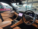 ステアリングを握ればJeepワールドが目の前に広がります。