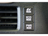 パワフルな走行が楽しめる「PWR」、燃費をより向上させる「ECO」、気分や走行状況に合わせて動力の切替えが出来ます。EVモードはモーターのみで動くので、夜間などの静かに走行したい時に便利です。