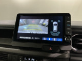 リバースギアに入れるだけで後方の表示へ切り替わります。夜間や雨の日の駐車も楽になりますよ。