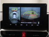 パノラミックビューモニター。車両を上から見たような映像を表示。運転席から目視しにくい車両周囲の状況をリアルタイムで確認できます。