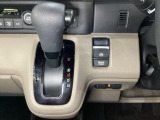 CVT車のセレクトレバーです。低速から高速まで、変速ショックのないスムーズな走りと、エンジン効率のよい領域を維持して燃費にも貢献します。サイドブレーキはスイッチ操作の電子制御パーキングブレーキです。