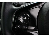 ハンドル左部分でオーディオ操作が可能。そのため、運転中でも目線をずらさずに安全運転♪スマートフォンを接続してハンズフリー通話も可能です。