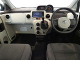 運転席・助手席を入れたインストルメントパネル全体画像です。