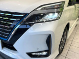 【LEDヘッドライト】悪天候や夜間走行時も良好な視界を確保し安心して運転できる高輝度LEDヘッドライトを装備!点灯速度が早く、消費電力も抑えられています。