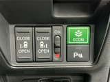 狭い所でも乗り降り楽々な両側電動スライドドアです!簡単にドアの開閉が出来る為女性やお年寄りにも優しく、荷物で手が塞がった時なども大変便利です!燃費の向上に有効なECONスイッチ、障害物センサーです!