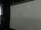リヤ席の窓に日差しを軽減するサンシェードを装備