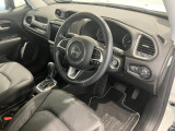 運転席は広さがあります。