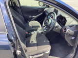 運転席はまっすぐな姿勢でシートに座り、足を自然に伸ばして操作できる位置各ペダルを配するという理想的なレイアウトを実現しています!ぜひ一度MAZDAのドライビングポジションをご体感ください。