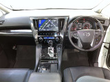 運転席周りのレイアウトをご覧ください。ナビゲーションが綺麗に装着されすっきり収まってますね!