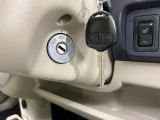 【キーレス】少し離れた場所からでもボタン一つでドアの開錠・施錠ができるのでとっても便利!ドアの鍵穴周りに傷をつけることもありません♪