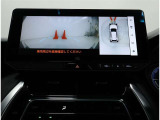 パノラミックビューモニター装備!トップビュー&フロントビュー・車両に取り付けたフロント、サイド、バックカメラの映像を合成して画面上に表示させることで、低速時の運転を補助する装置です。