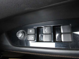 パワーウィンドウのスイッチ。運転席にいながら窓を開け閉めのコントロールできますよ。